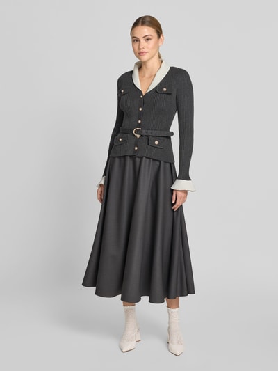 Frauenmodel trägt Maxikleid mit Woll-Anteil von Self-Portrait in Dunkelgrau, Material-Mix, Strick-Optik, taillierte Passform, langärmelig, durchgehende Knopfleiste, Ganzkörperansicht von vorne.