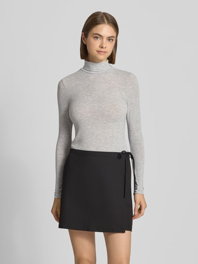 Frauenmodel trägt Regular Fit Langarmshirt mit Viskose-Anteil Modell 'GLAMOUR' von ONLY, Damen Langarmshirt, hellgrau, schwarze Minirock-Optik, Ganzkörperansicht von vorne.