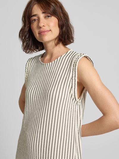 Frauenmodel trägt Midikleid mit Rundhalsausschnitt Modell 'Ne44lly' von ZABAIONE im Allover-Look, beige mit schwarzen Streifenmuster, Material-Mix mit Stretch-Anteil, Nahaufnahme Oberkörper.