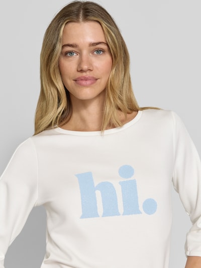 Vrouwenmodel draagt sweatshirt met 3/4-mouw van More & More, modalmix met stretch, regular fit, ronde hals, detailopname bovenlichaam.