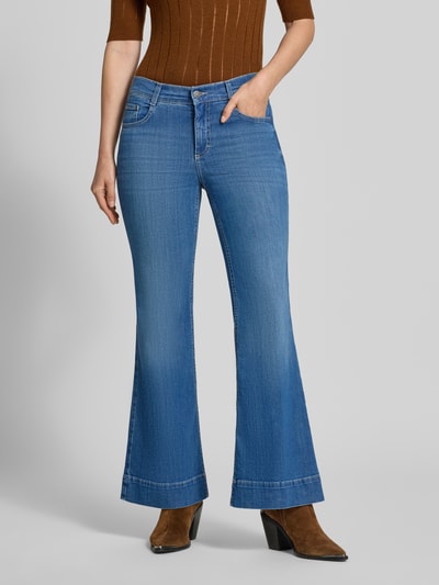 Frauenmodel trägt Bootcut-Jeans aus Baumwoll-Mix Modell 'Luna' von ANGELS, blaue Waschung, ausgestellte Beine, Damen Bootcut-Jeans, Nahaufnahme Oberkörper.