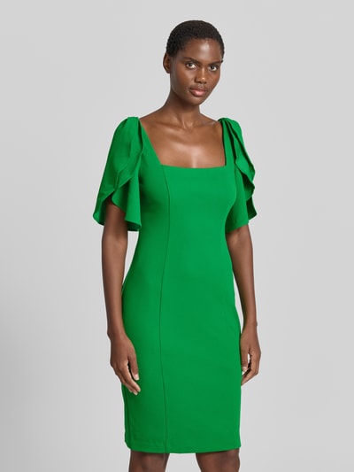 Frauenmodel trägt Cocktailkleid mit Karree-Ausschnitt von Adrianna Papell, grüner Material-Mix mit Stretch-Anteil, Figurbetont, Minikleid, Ganzkörperansicht von vorne. Rückenlänge Größe 36: 86 cm, Brustweite: 39 cm, Ärmellänge: 26 cm.