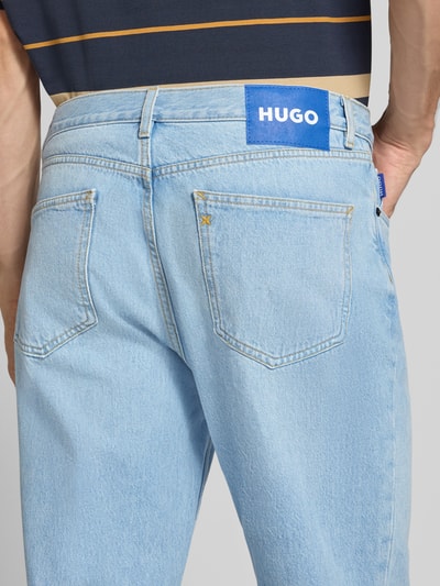 Männermodel trägt Straight Fit Jeans aus Baumwoll-Mix Modell 'Jonah' von HUGO in hellblau, Herren Straight Fit Jeans, Nahaufnahme Rückansicht.
