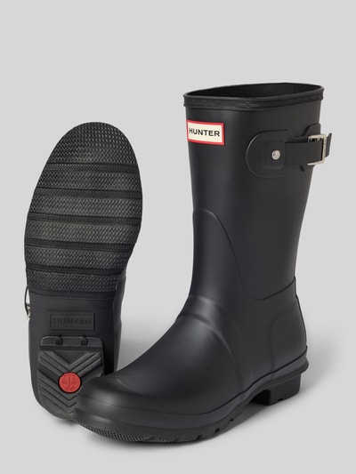 Produktfoto, Stiefel mit Label-Patch von Hunter in Schwarz mit Blockabsatz, Dornschließe, strukturierter Sohle, abgerundeter Passform