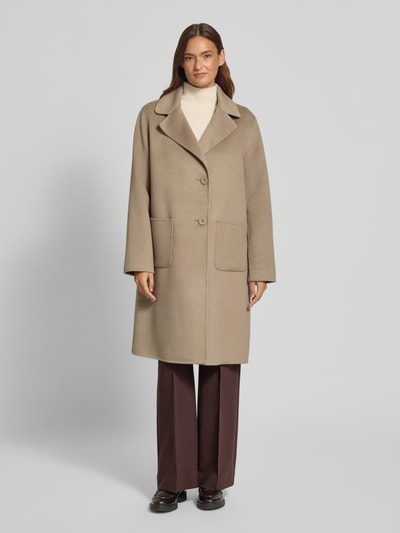 Frauenmodel trägt Regular Fit Mantel aus Woll-Mix mit Reverskragen von Fuchs Schmitt in Beige mit 2-Knopfleiste und aufgesetzten Taschen, Rückenlänge bei Größe 36: 102 cm, Schulterbreite: 50 cm, Brustweite: 58 cm, Ärmellänge: 65 cm, Ganzkörperansicht von vorne.