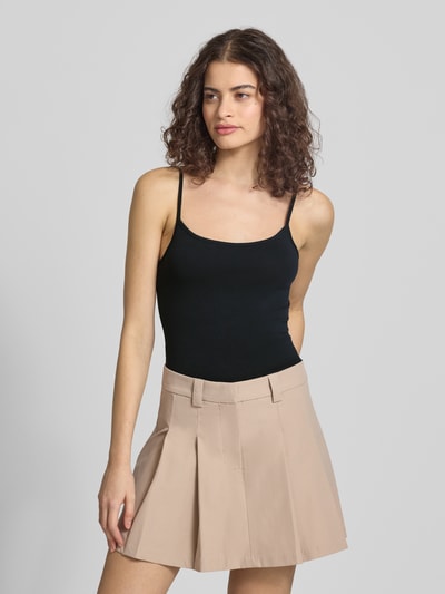 Frauenmodel trägt Slim Fit Top mit Spaghetti-Träger von Review aus Elastischer Baumwoll-Mix in Schwarz, Ganzkörperansicht von vorne. Rückenlänge bei Größe S: 46 cm.