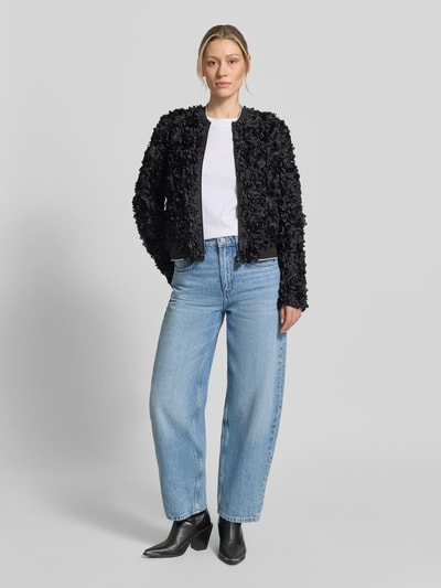 Frauenmodel trägt Blouson mit Label-Patch Modell 'JADE' von Frieda & Freddies in Schwarz, gerader Schnitt, 2-Wege-Reißverschluss, gerippter Saumabschluss, Ganzkörperansicht von vorne. Rückenlänge 53 cm, Schulterbreite 40 cm, Brustweite 50 cm, Ärmellänge 65 cm bei Größe 36.