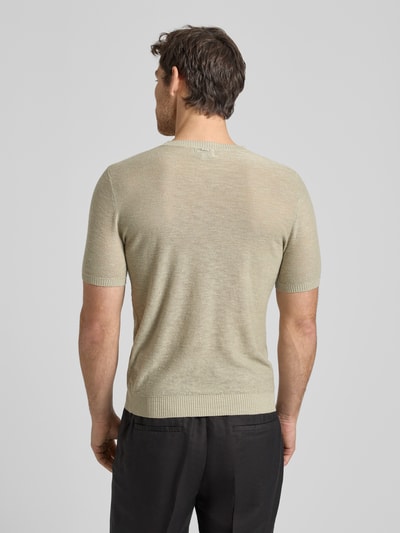 Męski model nosi Slim Fit T-Shirt aus Leinen-Mix in Strick-Optik od Antony Morato, jasny beż, krój slim fit, okrągły dekolt, elastyczne wykończenia, długość tyłu w rozmiarze M: 72 cm, widok całej sylwetki z tyłu