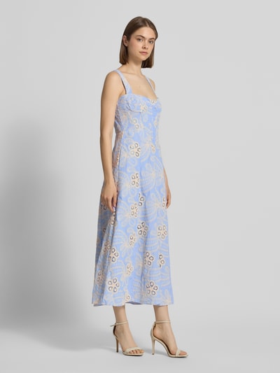 Frauenmodel trägt Corsagenkleid mit Stitchings Modell 'LILAH' von Bardot aus Reine Baumwolle, A-Linie, Midikleid, Ganzkörperansicht von vorne.