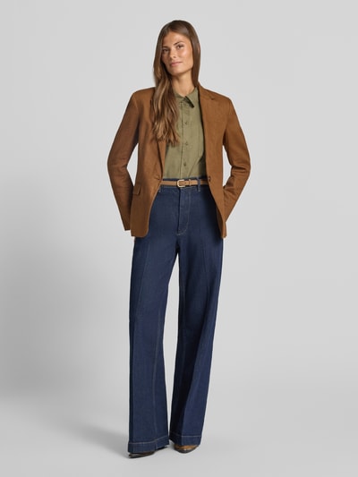 Frauenmodel trägt Regular Fit Langarmbluse aus Baumwoll-Mix Modell 'LOTUS' von VERO MODA in Olivgrün, kombiniert mit braunem Blazer und blauer Jeans, glatte Popeline-Textur, uni, Ganzkörperansicht von vorne.