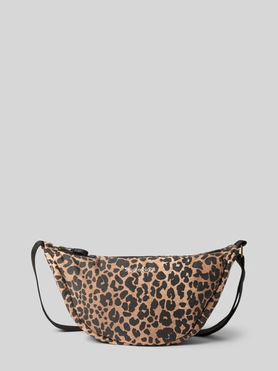 Produktfoto, Fanny Pack mit Allover-Animal-Print von Studio Noos, beige-braune Grundfarbe, schwarzes Muster, Logo-Stitching, Reißverschluss, verstellbarer schwarzer Schulterriemen, texturierte Oberfläche, Größe 1 mit 39 cm Breite, 40 cm Länge, 10 cm Tiefe, Schulterriemenlänge 66 cm.