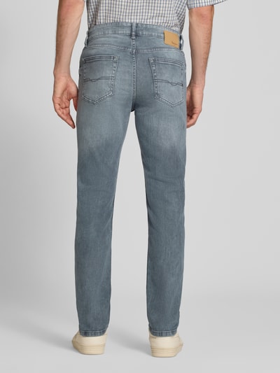 Männermodel trägt Slim Fit Jeans aus Baumwoll-Mix Modell 'HATCH' von Pepe Jeans in hellblau, klare Linien, glatte Struktur, Ganzkörperansicht Rückansicht, Herren Slim Fit Jeans von Pepe Jeans.