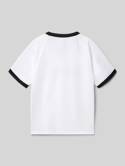 Jongen draagt Regular Fit T-Shirt met Label-Applikation van adidas Originals, wit met zwarte accenten, gestreept, V-hals, korte mouw, stretchmateriaal. Ganzkörperansicht Rückansicht.