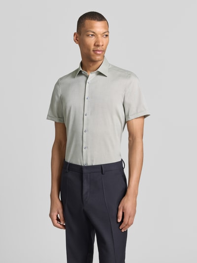 Męski model nosi Slim Fit Business-Hemd mit Kentkragen od OLYMP Level Five, jasnoszara bawełna, krój slim fit, guzik, krótki rękaw, całkowity widok z przodu