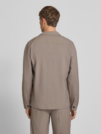Männermodel trägt Relaxed Fit Hemdjacke mit Brusttaschen von Lindbergh aus Material-Mix mit Viskose-Anteil in Beige, Ganzkörperansicht Rückansicht. Rückenlänge bei Größe M: 73 cm, Kentkragen, Knopfleiste.