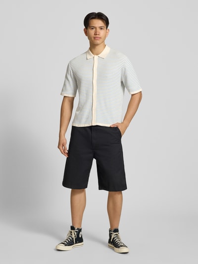 Männermodel trägt Regular Fit Freizeithemd mit 1/2-Arm von Jack & Jones aus reiner Baumwolle, Polokragen, Knopfleiste, Ganzkörperansicht von vorne.