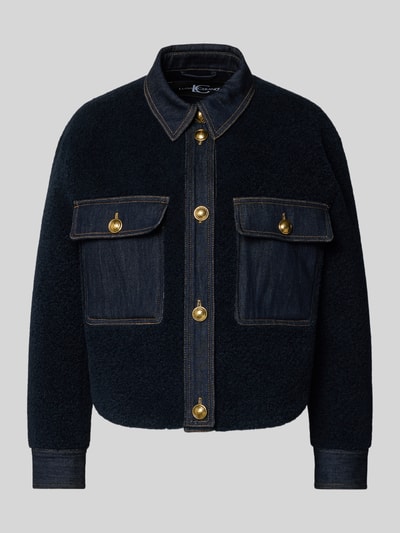Produktfoto, Bouclè-Jacke mit Kentkragen und Brusttaschen von Luisa Cerano, dunkelblau, goldene Knöpfe, strukturierte Textur, Damenmodell, gerader Schnitt, Maße Größe 36: Rückenlänge 58 cm, Schulterbreite 42 cm, Brustweite 52 cm, Ärmellänge 57 cm