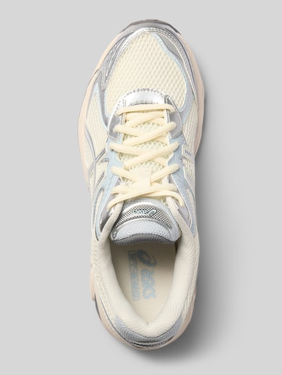 Produktfoto, Sneaker mit Label-Detail von ASICS TIGER, Material-Mix in Creme und Silber, abgerundete Passform, strukturierte Sohle, Schnürverschluss, Damenschuh