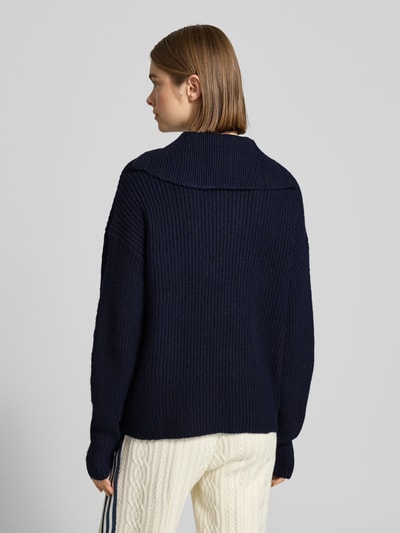 Vrouwenmodel draagt donkerblauwe, grofgebreide Strickpullover met Reißverschluss Modell 'Kylie' van LeGer by Lena Gercke, relaxte pasvorm, wolmix, rugaanzicht volledige lichaamsopname.