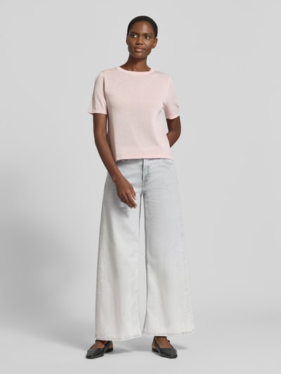 Frauenmodel trägt Wide Leg Jeans aus Baumwoll-Mix Modell 'PALAZZO' von Cambio in heller Denim-Optik, 5-Pocket-Design, High-Waist-Stil, Cropped-Länge, Label-Patch, Gürtelschlaufen, Knopf und verdeckter Reißverschluss, glatte Struktur, Ganzkörperansicht von vorne.
