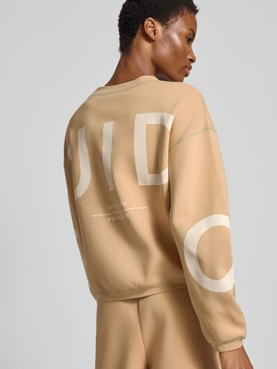 Vrouwenmodel draagt sweatshirt met katoenmix met stretch, relaxed fit, model 'Gunda' met ronde hals van GUIDO MARIA KRETSCHMER WOMAN, volledig zicht achterkant