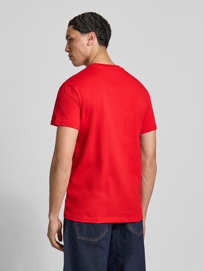 Männermodel trägt Regular Fit T-Shirt aus reiner Baumwolle von Tommy Jeans in Optik: Unifarben, Jersey-Textur, Ganzkörperansicht Rückansicht.