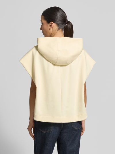 Frauenmodel trägt Loose Fit Sweatjacke aus Baumwoll-Mix Modell 'GATTINI' von MAX&Co. in Unifarbe mit Kapuze, Rückansicht Ganzkörperansicht.
