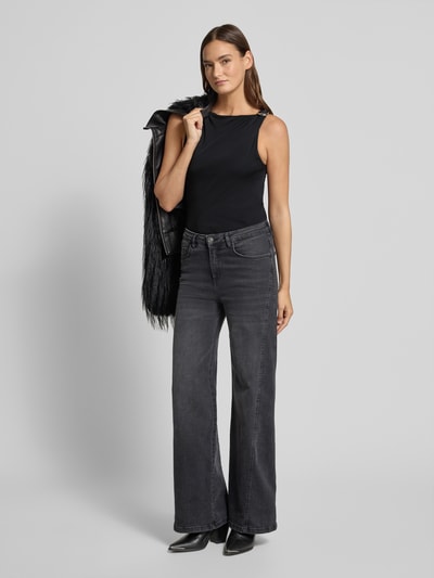 Kobiece modelka nosi Slim Fit Top aus reiner Viskose Modell 'DASTASY' od HUGO, czarny, półprzezroczysty, metaliczne akcenty, u-neck, krój slim fit, widok całej sylwetki z przodu.