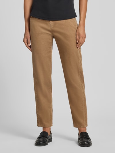 Frauenmodel trägt Tapered Fit Cordhose aus Baumwoll-Mix Modell 'MILEY' von Brax in hellem Braun, strukturierte Oberfläche, Nahaufnahme Oberkörper, Damen Cordhose von Brax.