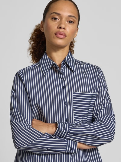 Vrouwenmodel draagt Regular Fit Hemdbluse aus Viskose-Mix von Milano Italy met streepdesign, borstzak, overhemdkraag, met kant, Met lange mouwen, Ruglengte maat 36: 56 cm, mouwlengte maat 36: 63 cm, Nahaufnahme bovenlichaam