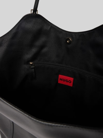 Produktfoto, Shopper mit Logo-Applikation Modell 'NEEKO P' von HUGO in schwarzer Lederoptik mit Magnetverschluss, genarbte Textur, rotes Innenlabel