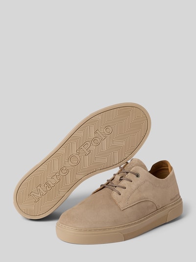 Produktfoto, Low Top Sneaker aus reinem Rindsleder von Marc O'Polo in Beige, unifarben, runde Schuhspitze, flacher Absatz, Veloursleder, strukturierte Sohle mit Label-Prägung, seitliche Schnürung.