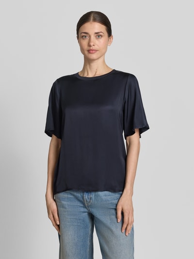 Frauenmodel trägt T-Shirt aus Viskose-Mix mit Rundhalsausschnitt von Comma, dunkelblau, gerader Schnitt, 1/2-Arm, glatte Textur, Ganzkörperansicht von vorne.
