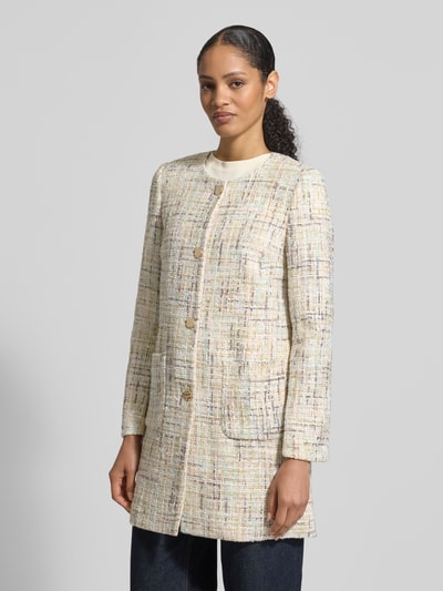 Kobiece modelka trägt Blazer mit aufgesetzten Eingrifftaschen von Christian Berg Woman Selection, kremowe kolory, prostokątne kieszenie, krój rozkloszowany, okrągły dekolt, długość tyłu w rozmiarze 36: 85 cm, szerokość w rozmiarze 36: 38 cm, długość rękawa w rozmiarze 36: 64 cm, Ganzkörperansicht von vorne.