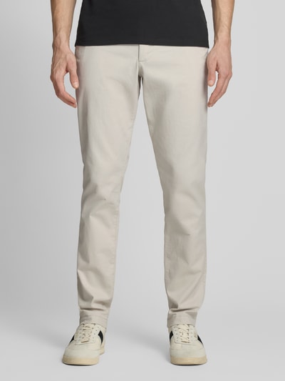 Männermodel trägt Slim Fit Chino mit Eingrifftaschen von GAP, Beige, Baumwoll-Elasthan-Mix, Knopf-Reißverschluss, Ganzkörperansicht von vorne.
