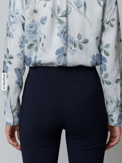 Vrouwenmodel draagt Regular fit smalle broek met katoen-aandeel model 'SABRINA' van SEDUCTIVE, Dames, detailopname rugaanzicht.