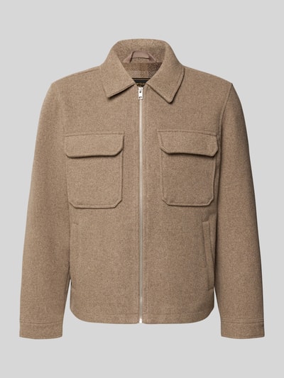 Produktfoto, Regular Fit Hemdjacke mit Brusttaschen Modell 'WAKEFIELD' von JACK & JONES in Beige mit Kentkragen und Reißverschluss, fein strukturierte Wolloptik, Herren Hemdjacke, Rückenlänge 66 cm bei Größe M.
