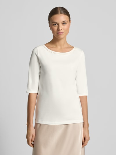 Vrouwenmodel draagt T-Shirt met Rundhalsausschnitt van Marc Cain, wit, regular fit, katoen-elastaanmix, halfhoge mouwen, vooraanzicht bovenlichaam.