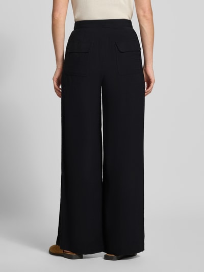 Männermodel trägt schwarze Weite Hose mit Modal-Mix von Jake*s Casual, glatte Textur, lockerer Schnitt, Ganzkörperansicht Rückansicht.