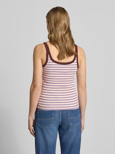 Frauenmodel trägt Damen Tanktop mit Rundhalsausschnitt Modell 'MOLLY' von Topshop, Baumwoll-Mix mit Stretch-Anteil, Feinripp, gestreift, Körpernaher-Schnitt, Rückenlänge bei Größe S: 39 cm, Ganzkörperansicht Rückansicht.