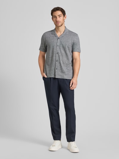 Männermodel trägt Regular Fit Freizeithemd aus Leinen-Baumwoll-Mix Modell 'H-POWELL' von BOSS in Melange-Optik, Kurzarm, Ganzkörperansicht von vorne.