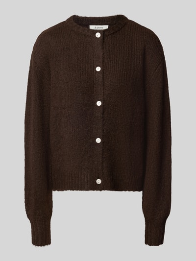 Produktfoto, Cardigan mit Alpaka-Anteil und Rundhalsausschnitt Modell 'OTIA' von b.young in dunklem Braun, weiche Stricktextur, reguläre Passform, sichtbare Knopfleiste, Damen Cardigan, Material-Mix