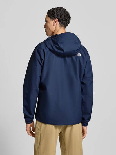 Mężczyznamodel nosi Jacke mit Kapuze von The North Face, kolor granatowy, krój regular fit, z kapturem, tył z widocznym logo, zdjęcie całopostaciowe od tyłu.