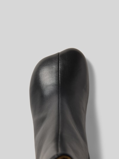 Produktfoto, Stiefelette mit Reißverschluss von MM6 Maison Margiela, schwarze glatte Oberfläche, abgerundete Form, Ziernaht sichtbar