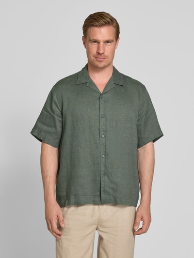Mannelijk model draagt Relaxed Fit Leinenhemd mit Resortkragen Modell 'KYLIAN' van SELECTED HOMME, effen groen linnen, geheel vooraanzicht