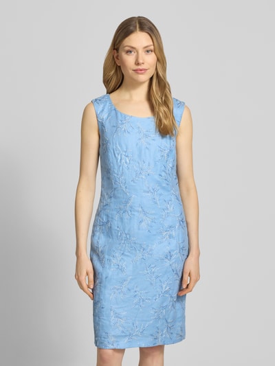 Frauenmodel trägt Knielanges Etuikleid mit Stitchings von WHITE LABEL in Hellblau, Struktur mit feinen Stitchings, Gerader-Schnitt, Rundhalsausschnitt, Knielänge, Rückenlänge 99 cm, Brustweite 42 cm, Ganzkörperansicht von vorne