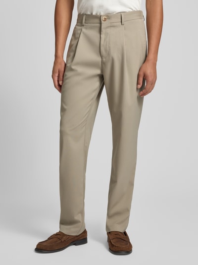 Männermodel trägt Hose mit französischen Eingrifftaschen Modell 'hart' van Matinique, straight fit, viscosemix, zandkleur, voorkant, geheel.