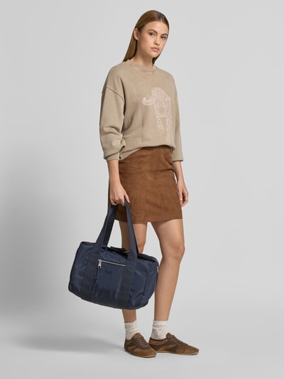 Frauenmodel trägt Weekender mit Logo-Stitching von Lala Berlin, navyblau, Hauptfach mit Reißverschluss, Schulterhenkel, abnehmbare Schulterriemen, Reißverschlussfach außen, Zweiwegereißverschluss, Maße 57x38x24 cm, Ganzkörperansicht von vorne.