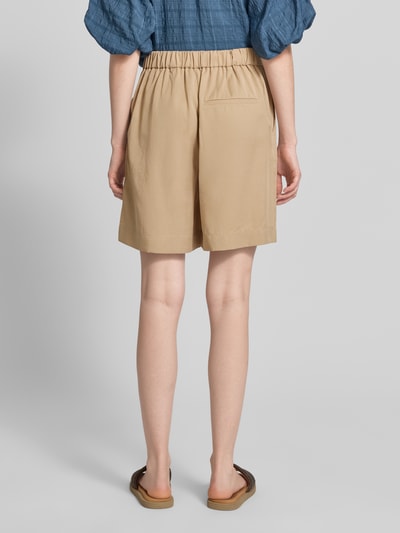 Frauenmodel trägt Straight Fit Shorts und Leinen-Anteil von Marc O'Polo, Optik: Unifarben, Bundabschluss: Elastisch, Ganzkörperansicht Rückansicht.