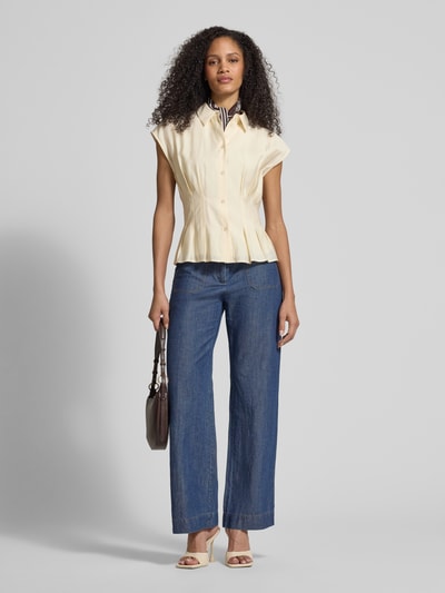Vrouwenmodel draagt 'Taillierte Bluse aus Modal-Mix' van Jake*s Collection, lichtgeel met knoopsluiting, getailleerde fit, hemdkraag, dames blouse, hele lichaamsvooraanzicht.